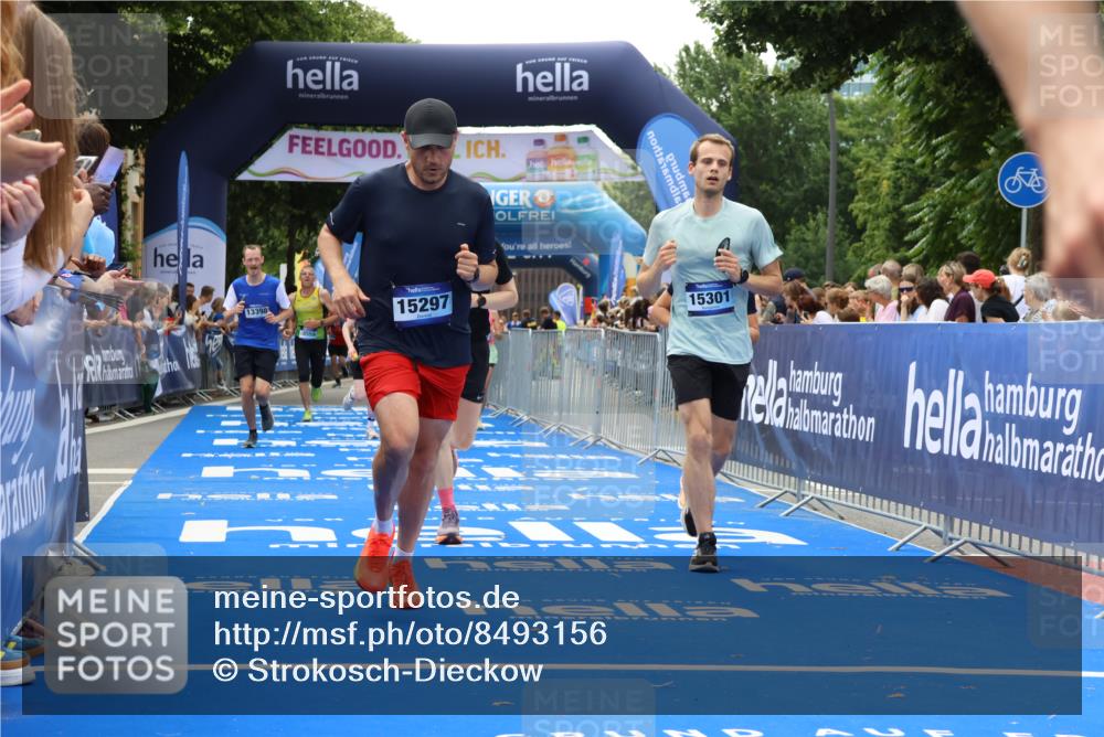 29.06.2025 - hella hamburg halbmarathon Strokosch-Dieckow http://msf.ph/oto/8493156 29.06.2025 10:42:48 Ziel 5011, 5477, 7105, 9371, 9534, 13398, 13725, 14447, 14560, 14813, 14849, 15297, 15301, 15851, 18559, 18659 meine-sportfotos.de