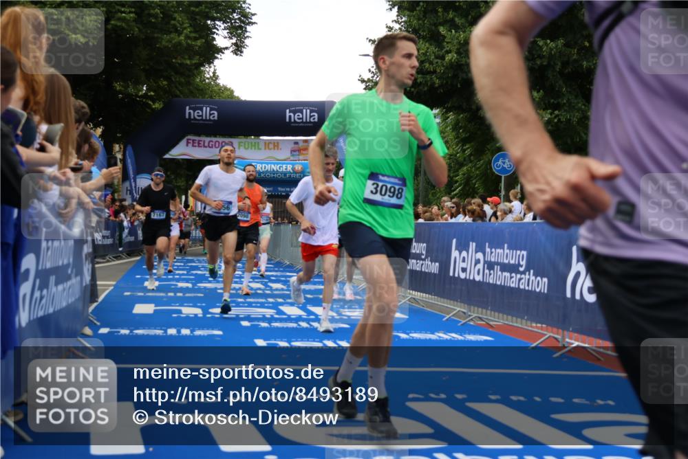 29.06.2025 - hella hamburg halbmarathon Strokosch-Dieckow http://msf.ph/oto/8493189 29.06.2025 10:44:50 Ziel 1424, 1520, 1941, 2098, 2890, 2970, 3004, 3098, 3785, 4270, 4425, 4915, 7056, 7167, 7325, 9030, 9720, 12161, 16834, 17251, 17382, 17406, 18055, 18631, 19207, 19210 meine-sportfotos.de