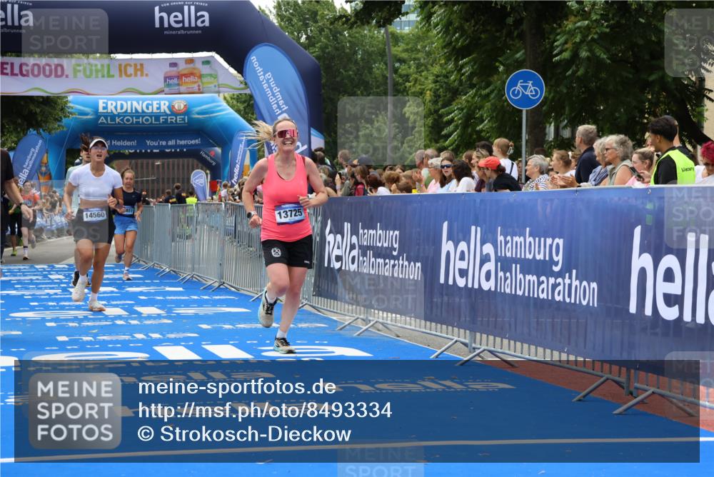 29.06.2025 - hella hamburg halbmarathon Strokosch-Dieckow http://msf.ph/oto/8493334 29.06.2025 10:42:44 Ziel 1700, 5011, 5477, 7105, 9371, 9534, 13398, 13725, 14447, 14560, 14813, 15297, 15301, 15851, 17000, 18275 meine-sportfotos.de