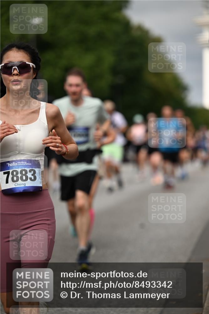 29.06.2025 - hella hamburg halbmarathon Dr. Thomas Lammeyer http://msf.ph/oto/8493342 29.06.2025 10:22:26 Kennedybrücke 1067, 1268, 1298, 1477, 1820, 1982, 2087, 2305, 2634, 2821, 3125, 3482, 4194, 4738, 5290, 5909, 6332, 7160, 7413, 7649, 7838, 7882, 7883, 8248, 8341, 9222, 9539, 9586, 9717, 9734, 9834, 9844, 10174, 10332, 10659, 10831, 10908, 10946, 11352 meine-sportfotos.de