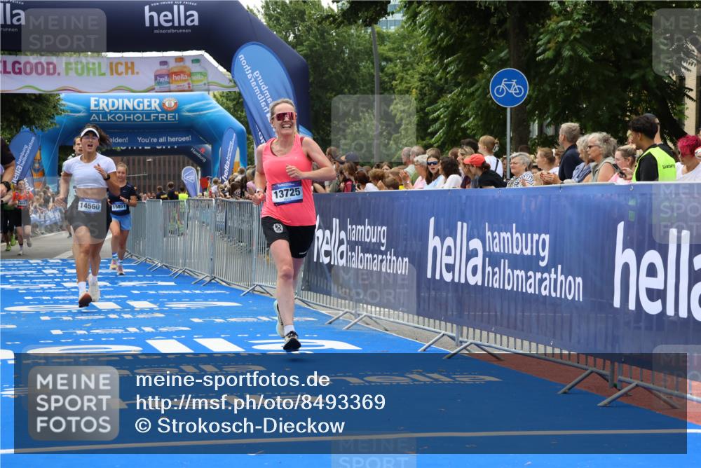 29.06.2025 - hella hamburg halbmarathon Strokosch-Dieckow http://msf.ph/oto/8493369 29.06.2025 10:42:45 Ziel 1700, 5011, 5477, 7105, 9371, 9534, 13398, 13725, 14447, 14560, 14813, 15297, 15301, 15851, 17000, 18559 meine-sportfotos.de