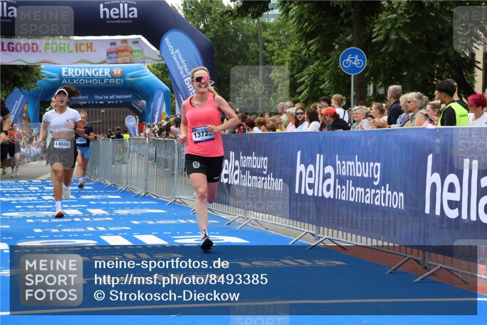 29.06.2025 - hella hamburg halbmarathon Strokosch-Dieckow http://msf.ph/oto/8493385 29.06.2025 10:42:45 Ziel 1700, 5011, 5477, 7105, 9371, 9534, 13398, 13725, 14447, 14560, 14813, 15297, 15301, 15851, 17000, 18559 meine-sportfotos.de