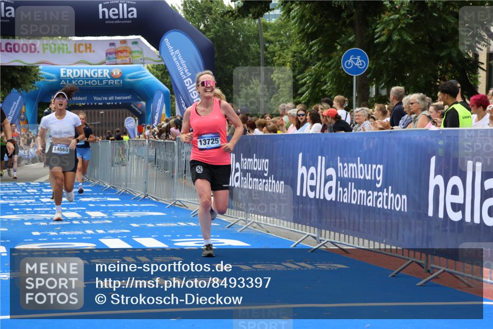 29.06.2025 - hella hamburg halbmarathon Strokosch-Dieckow http://msf.ph/oto/8493397 29.06.2025 10:42:45 Ziel 1700, 5011, 5477, 7105, 9371, 9534, 13398, 13725, 14447, 14560, 14813, 15297, 15301, 15851, 17000, 18559 meine-sportfotos.de
