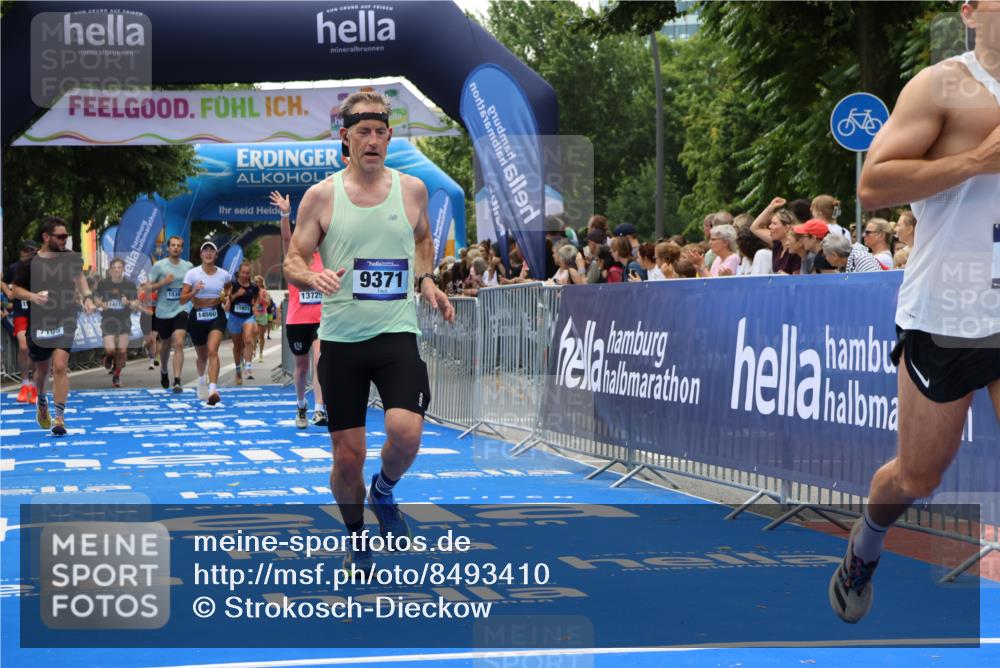 29.06.2025 - hella hamburg halbmarathon Strokosch-Dieckow http://msf.ph/oto/8493410 29.06.2025 10:42:42 Ziel 1700, 7105, 9371, 9534, 13483, 13725, 14560, 14813, 15297, 15301, 15851, 17000, 18275, 18632 meine-sportfotos.de