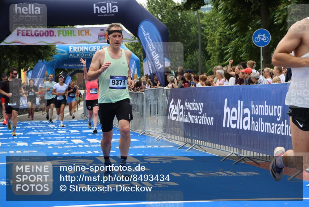 29.06.2025 - hella hamburg halbmarathon Strokosch-Dieckow http://msf.ph/oto/8493434 29.06.2025 10:42:42 Ziel 1700, 7105, 9371, 9534, 13483, 13725, 14560, 14813, 15297, 15301, 15851, 17000, 18275, 18632 meine-sportfotos.de