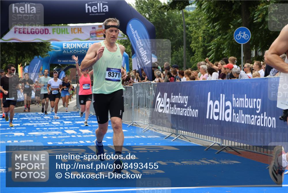 29.06.2025 - hella hamburg halbmarathon Strokosch-Dieckow http://msf.ph/oto/8493455 29.06.2025 10:42:42 Ziel 1700, 7105, 9371, 9534, 13483, 13725, 14560, 14813, 15297, 15301, 15851, 17000, 18275, 18632 meine-sportfotos.de