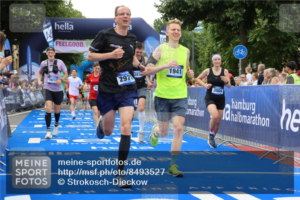 29.06.2025 - hella hamburg halbmarathon Strokosch-Dieckow http://msf.ph/oto/8493527 29.06.2025 10:44:46 Ziel 1941, 2098, 2970, 3004, 3098, 3785, 4270, 4425, 4915, 7056, 7167, 7325, 9720, 12161, 15185, 15233, 16834, 17251, 17406, 18437, 18631, 19207, 19210 meine-sportfotos.de