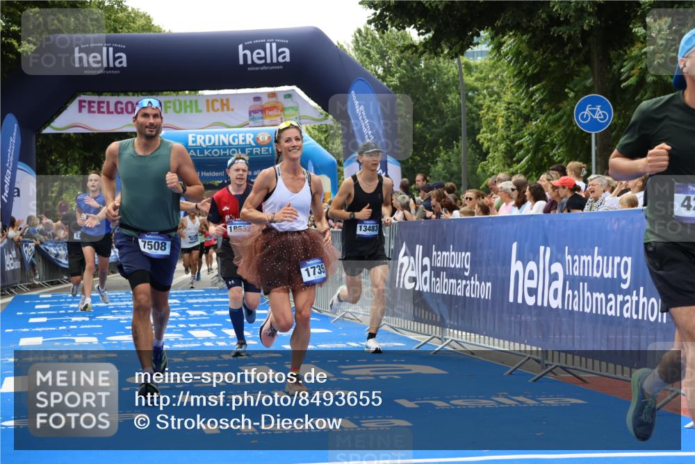 29.06.2025 - hella hamburg halbmarathon Strokosch-Dieckow http://msf.ph/oto/8493655 29.06.2025 10:42:35 Ziel 1209, 1700, 1735, 1962, 4235, 7508, 9371, 9534, 13446, 13483, 16295, 16333, 17000, 17016, 17733, 18275, 18632, 18680 meine-sportfotos.de