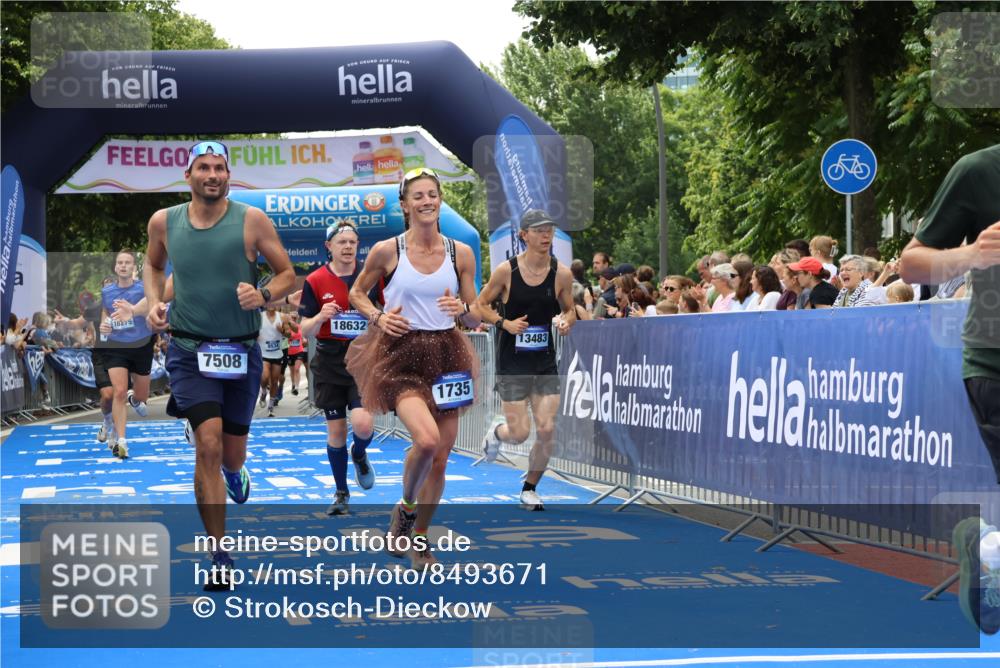 29.06.2025 - hella hamburg halbmarathon Strokosch-Dieckow http://msf.ph/oto/8493671 29.06.2025 10:42:35 Ziel 1209, 1700, 1735, 1962, 4235, 7508, 9371, 9534, 13446, 13483, 16295, 16333, 17000, 17016, 17733, 18275, 18632, 18680 meine-sportfotos.de