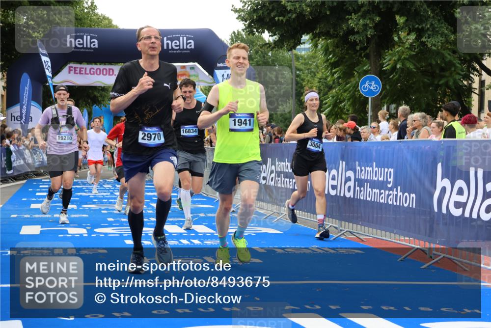 29.06.2025 - hella hamburg halbmarathon Strokosch-Dieckow http://msf.ph/oto/8493675 29.06.2025 10:44:46 Ziel 1941, 2098, 2970, 3004, 3098, 3785, 4270, 4425, 4915, 7056, 7167, 7325, 9720, 12161, 15185, 15233, 16834, 17251, 17406, 18437, 18631, 19207, 19210 meine-sportfotos.de