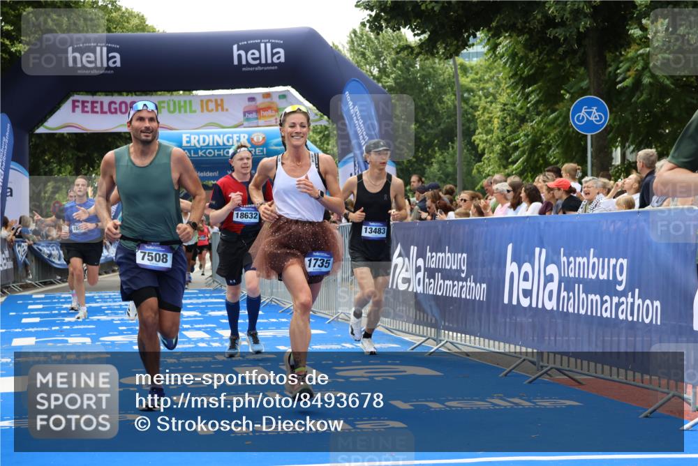 29.06.2025 - hella hamburg halbmarathon Strokosch-Dieckow http://msf.ph/oto/8493678 29.06.2025 10:42:35 Ziel 1209, 1700, 1735, 1962, 4235, 7508, 9371, 9534, 13446, 13483, 16295, 16333, 17000, 17016, 17733, 18275, 18632, 18680 meine-sportfotos.de