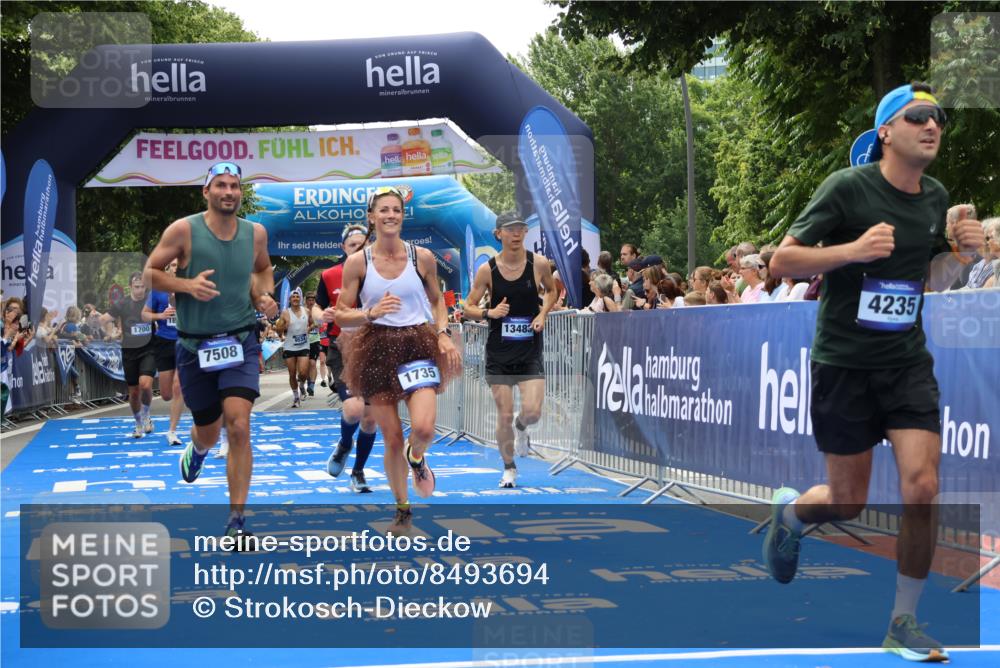 29.06.2025 - hella hamburg halbmarathon Strokosch-Dieckow http://msf.ph/oto/8493694 29.06.2025 10:42:35 Ziel 1209, 1700, 1735, 1962, 4235, 7508, 9371, 9534, 13446, 13483, 16295, 16333, 17000, 17016, 17733, 18275, 18632, 18680 meine-sportfotos.de