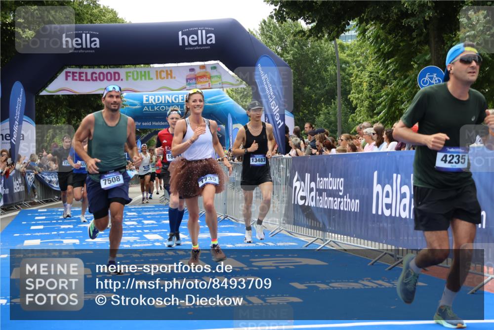 29.06.2025 - hella hamburg halbmarathon Strokosch-Dieckow http://msf.ph/oto/8493709 29.06.2025 10:42:35 Ziel 1209, 1700, 1735, 1962, 4235, 7508, 9371, 9534, 13446, 13483, 16295, 16333, 17000, 17016, 17733, 18275, 18632, 18680 meine-sportfotos.de