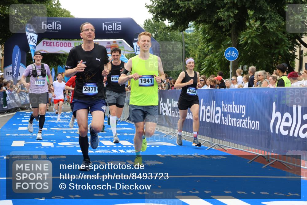 29.06.2025 - hella hamburg halbmarathon Strokosch-Dieckow http://msf.ph/oto/8493723 29.06.2025 10:44:46 Ziel 1941, 2098, 2970, 3004, 3098, 3785, 4270, 4425, 4915, 7056, 7167, 7325, 9720, 12161, 15185, 15233, 16834, 17251, 17406, 18437, 18631, 19207, 19210 meine-sportfotos.de