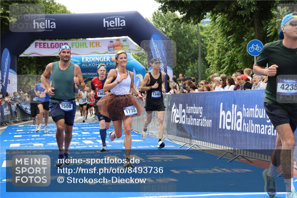 29.06.2025 - hella hamburg halbmarathon Strokosch-Dieckow http://msf.ph/oto/8493736 29.06.2025 10:42:35 Ziel 1209, 1700, 1735, 1962, 4235, 7508, 9371, 9534, 13446, 13483, 16295, 16333, 17000, 17016, 17733, 18275, 18632, 18680 meine-sportfotos.de