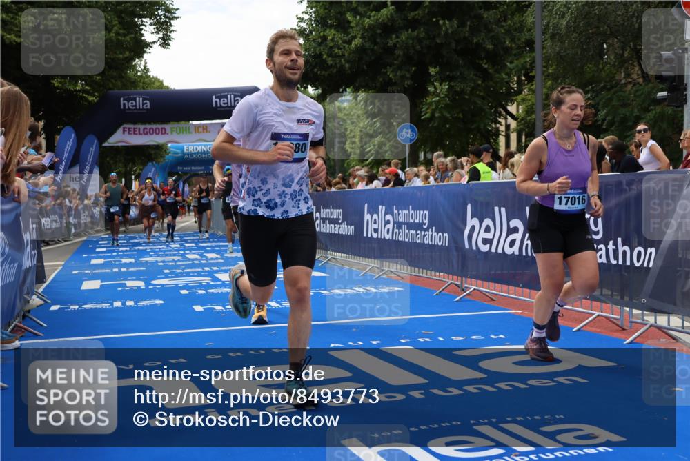 29.06.2025 - hella hamburg halbmarathon Strokosch-Dieckow http://msf.ph/oto/8493773 29.06.2025 10:42:32 Ziel 1209, 1353, 1700, 1735, 1800, 1962, 2233, 4235, 7116, 7448, 7508, 7734, 13446, 13483, 15623, 16295, 16333, 17000, 17016, 17637, 17733, 17911, 18275, 18632, 18680 meine-sportfotos.de