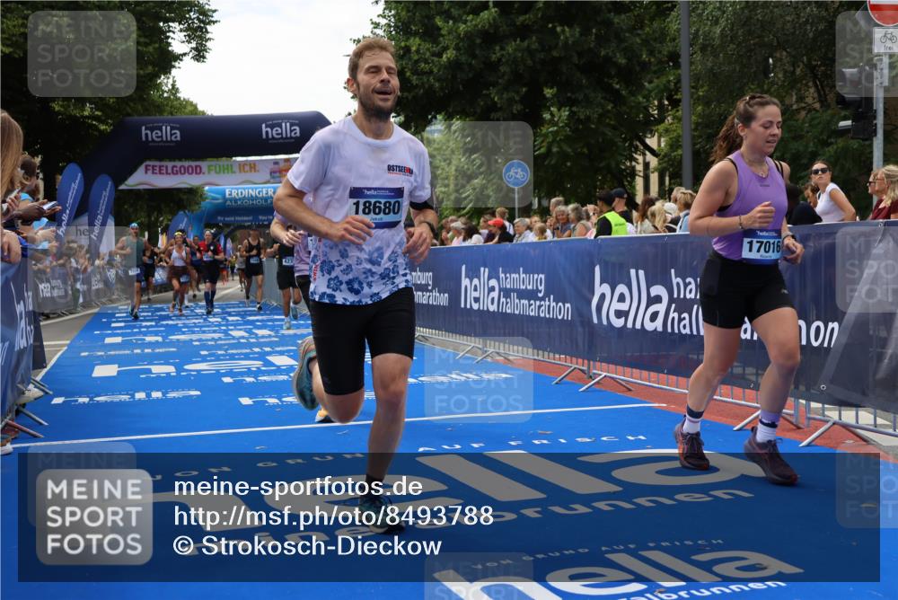29.06.2025 - hella hamburg halbmarathon Strokosch-Dieckow http://msf.ph/oto/8493788 29.06.2025 10:42:32 Ziel 1209, 1353, 1700, 1735, 1800, 1962, 2233, 4235, 7116, 7448, 7508, 7734, 13446, 13483, 15623, 16295, 16333, 17000, 17016, 17637, 17733, 17911, 18275, 18632, 18680 meine-sportfotos.de