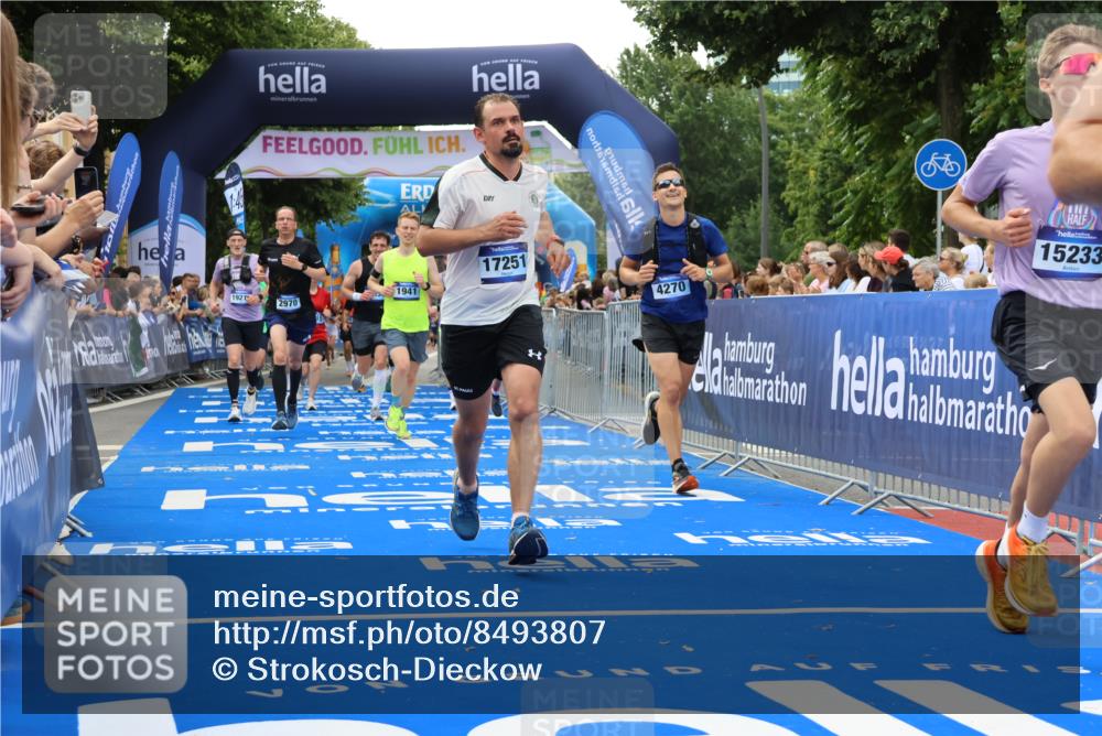 29.06.2025 - hella hamburg halbmarathon Strokosch-Dieckow http://msf.ph/oto/8493807 29.06.2025 10:44:44 Ziel 1782, 1941, 2098, 2970, 3004, 3098, 3785, 4270, 4915, 4991, 6490, 7056, 7167, 7325, 9720, 10669, 12161, 15185, 15233, 16834, 17251, 18107, 18437, 18464, 18868, 19206, 19207, 19210 meine-sportfotos.de