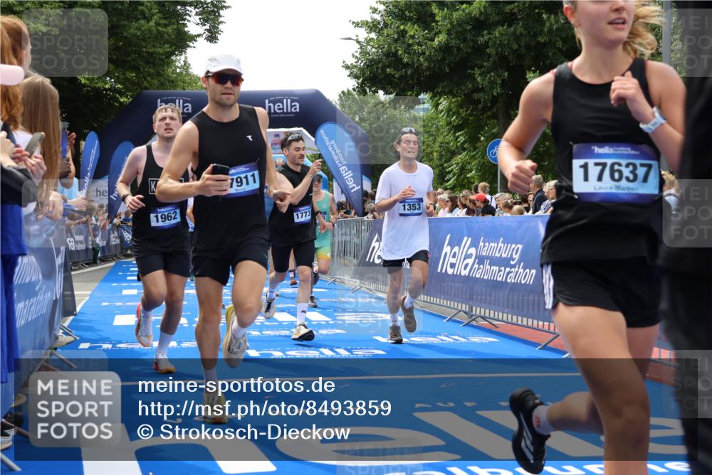 29.06.2025 - hella hamburg halbmarathon Strokosch-Dieckow http://msf.ph/oto/8493859 29.06.2025 10:42:28 Ziel 1209, 1256, 1353, 1735, 1800, 1962, 2233, 3523, 4235, 6639, 7116, 7448, 7508, 7693, 7734, 11907, 13446, 14226, 15095, 15175, 15623, 15654, 16281, 16295, 16333, 17016, 17637, 17733, 17911, 18330, 18680 meine-sportfotos.de