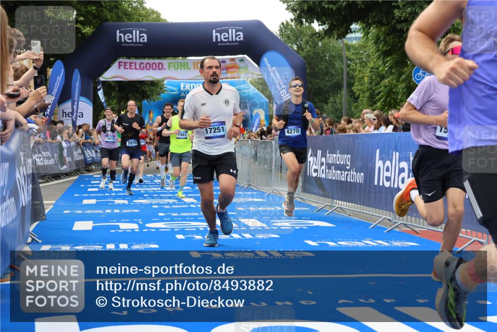 29.06.2025 - hella hamburg halbmarathon Strokosch-Dieckow http://msf.ph/oto/8493882 29.06.2025 10:44:44 Ziel 1782, 1941, 2098, 2970, 3004, 3098, 3785, 4270, 4915, 4991, 6490, 7056, 7167, 7325, 9720, 10669, 12161, 15185, 15233, 16834, 17251, 18107, 18437, 18464, 18868, 19206, 19207, 19210 meine-sportfotos.de