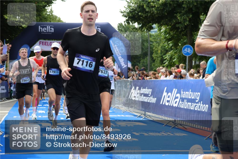 29.06.2025 - hella hamburg halbmarathon Strokosch-Dieckow http://msf.ph/oto/8493926 29.06.2025 10:42:27 Ziel 1209, 1256, 1353, 1735, 1800, 1962, 2233, 3523, 4235, 6639, 6770, 7116, 7448, 7508, 7693, 7734, 11907, 13446, 13807, 14226, 15095, 15175, 15623, 15654, 16281, 16295, 16333, 17016, 17637, 17733, 17911, 18330, 18680 meine-sportfotos.de