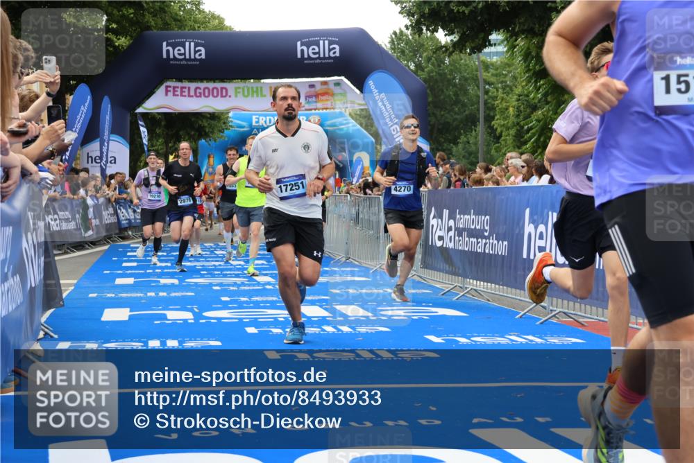 29.06.2025 - hella hamburg halbmarathon Strokosch-Dieckow http://msf.ph/oto/8493933 29.06.2025 10:44:43 Ziel 1782, 1941, 2970, 3004, 3098, 3785, 4270, 4915, 4991, 6490, 7056, 7167, 7325, 10669, 14816, 15185, 15233, 16224, 16834, 17251, 18107, 18437, 18464, 18560, 18868, 19206, 19207, 19210 meine-sportfotos.de