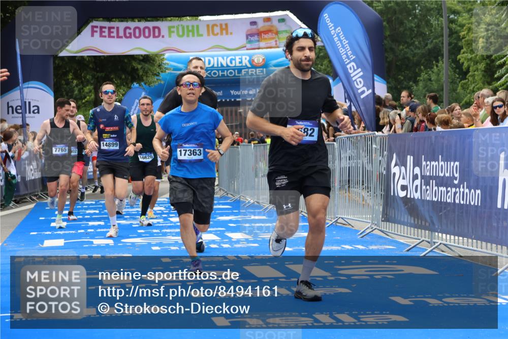 29.06.2025 - hella hamburg halbmarathon Strokosch-Dieckow http://msf.ph/oto/8494161 29.06.2025 10:42:10 Ziel 1441, 1903, 2675, 5682, 7765, 7865, 9365, 10216, 12098, 13709, 14811, 14899, 16626, 16660, 16677, 17182, 17363, 18772, 18802 meine-sportfotos.de