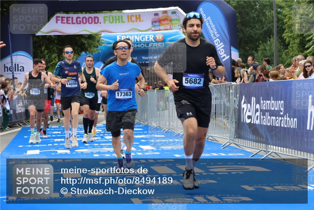 29.06.2025 - hella hamburg halbmarathon Strokosch-Dieckow http://msf.ph/oto/8494189 29.06.2025 10:42:10 Ziel 1441, 1903, 2675, 5682, 7765, 7865, 9365, 10216, 12098, 13709, 14811, 14899, 16626, 16660, 16677, 17182, 17363, 18772, 18802 meine-sportfotos.de