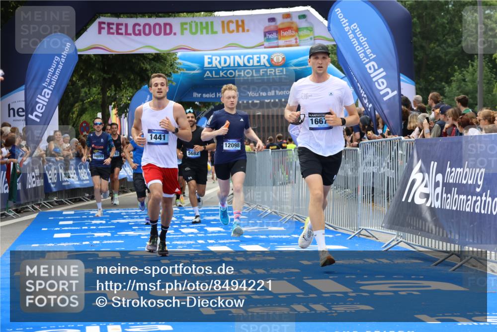 29.06.2025 - hella hamburg halbmarathon Strokosch-Dieckow http://msf.ph/oto/8494221 29.06.2025 10:42:06 Ziel 1441, 5682, 5690, 6593, 7765, 9365, 10216, 11417, 12098, 12292, 13196, 13709, 14899, 15846, 16626, 16677, 17363, 17864, 17926, 18772, 18802, 18920, 19046 meine-sportfotos.de