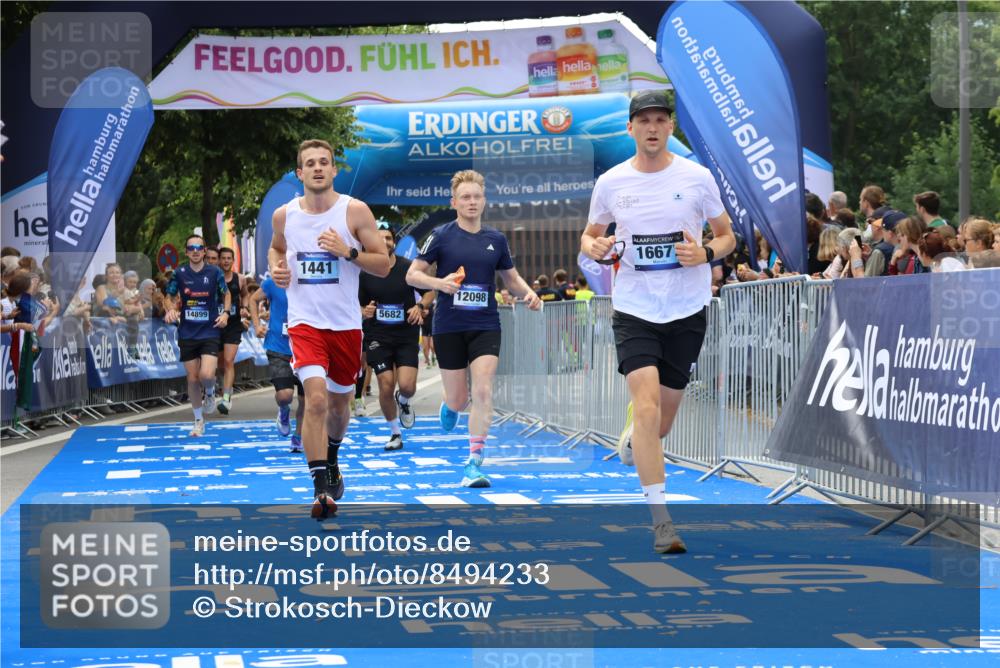 29.06.2025 - hella hamburg halbmarathon Strokosch-Dieckow http://msf.ph/oto/8494233 29.06.2025 10:42:06 Ziel 1441, 5682, 5690, 6593, 7765, 9365, 10216, 11417, 12098, 12292, 13196, 13709, 14899, 15846, 16626, 16677, 17363, 17864, 17926, 18772, 18802, 18920, 19046 meine-sportfotos.de