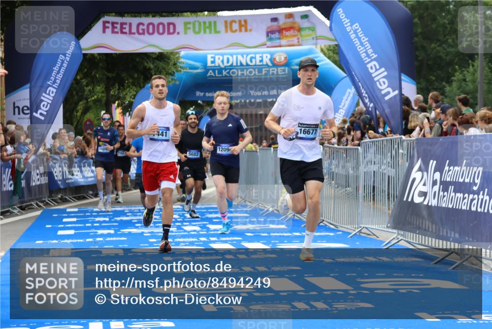29.06.2025 - hella hamburg halbmarathon Strokosch-Dieckow http://msf.ph/oto/8494249 29.06.2025 10:42:06 Ziel 1441, 5682, 5690, 6593, 7765, 9365, 10216, 11417, 12098, 12292, 13196, 13709, 14899, 15846, 16626, 16677, 17363, 17864, 17926, 18772, 18802, 18920, 19046 meine-sportfotos.de