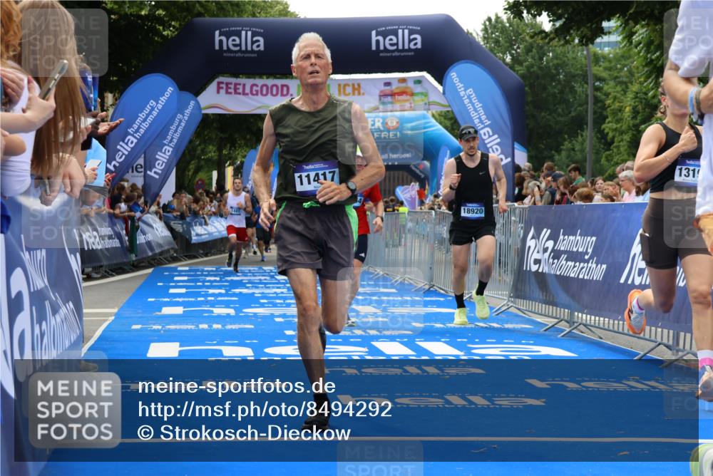 29.06.2025 - hella hamburg halbmarathon Strokosch-Dieckow http://msf.ph/oto/8494292 29.06.2025 10:42:03 Ziel 1441, 5682, 5690, 6593, 7363, 8694, 10216, 11417, 12098, 12292, 13196, 15846, 16677, 17363, 17864, 17926, 18772, 18920, 19046 meine-sportfotos.de