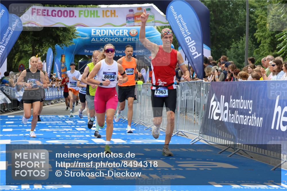 29.06.2025 - hella hamburg halbmarathon Strokosch-Dieckow http://msf.ph/oto/8494318 29.06.2025 10:41:57 Ziel 1169, 5690, 6593, 7092, 7363, 8694, 11417, 12292, 13196, 15521, 15846, 16507, 17864, 17926, 18920, 19046 meine-sportfotos.de