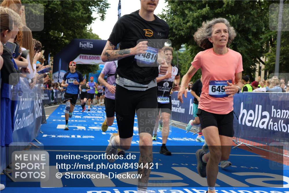 29.06.2025 - hella hamburg halbmarathon Strokosch-Dieckow http://msf.ph/oto/8494421 29.06.2025 10:44:38 Ziel 1468, 1782, 2365, 2402, 2970, 3305, 4270, 4991, 5476, 6490, 6495, 7710, 10669, 12711, 14351, 14798, 14816, 15185, 15233, 15862, 16224, 17097, 17251, 18107, 18437, 18464, 18539, 18560, 18868, 19206 meine-sportfotos.de