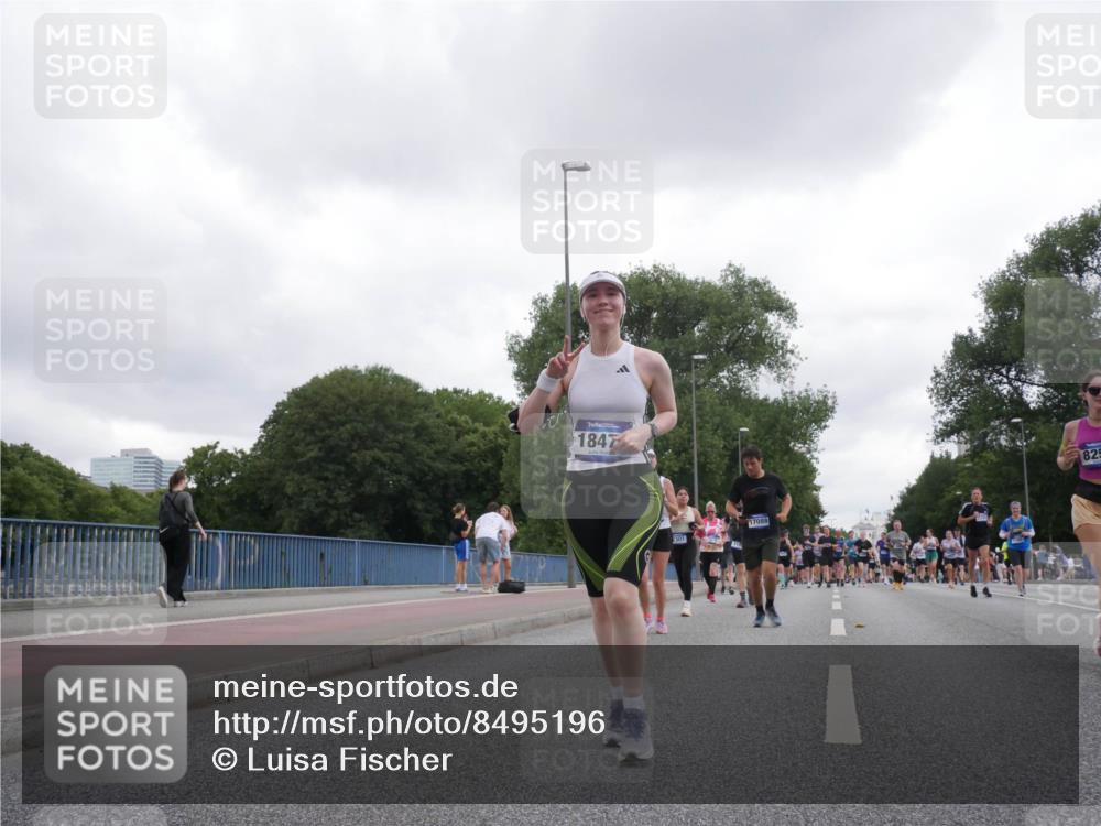 29.06.2025 - hella hamburg halbmarathon Luisa Fischer http://msf.ph/oto/8495196 29.06.2025 10:53:20 Kennedybrücke 1847, 17089, 825, 1525, 2160, 2927, 3070, 5997, 6680, 6989, 7755, 8254, 9261, 10060, 10704 meine-sportfotos.de