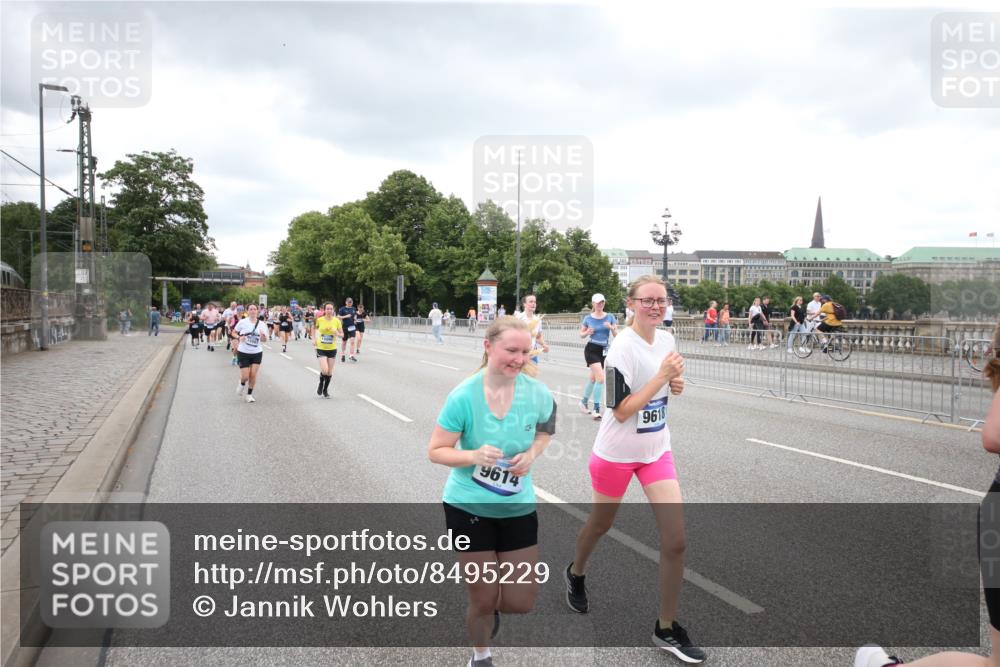 29.06.2025 - hella hamburg halbmarathon Jannik Wohlers http://msf.ph/oto/8495229 29.06.2025 10:55:13 Lombardsbrücke 1616, 1873, 1917, 3101, 3244, 5220, 5222, 5487, 5575, 6257, 7548, 8527, 8626, 8648, 9548, 9614, 9618, 9857, 9858, 9956, 10094, 10436, 10438, 10559, 10593, 10885, 12695, 12902, 13504, 15081, 15116, 15289, 16267, 16336, 16651, 16768, 16855, 16926, 17019, 17392, 17396, 18670, 18907, 18972 meine-sportfotos.de