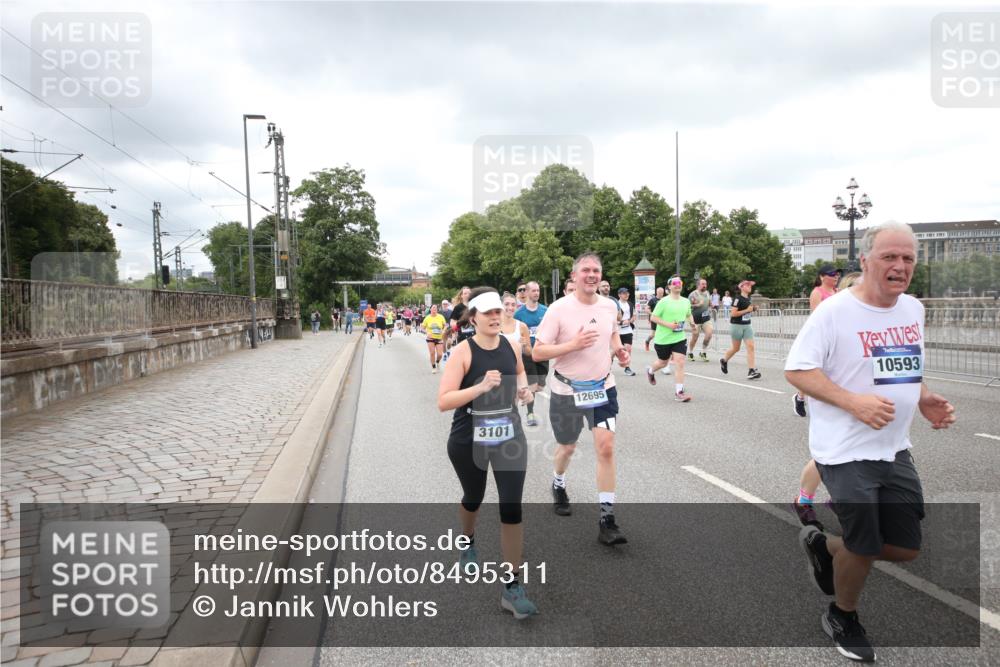 29.06.2025 - hella hamburg halbmarathon Jannik Wohlers http://msf.ph/oto/8495311 29.06.2025 10:55:22 Lombardsbrücke 1616, 3101, 3244, 4265, 4470, 4896, 5220, 5222, 5575, 6055, 6056, 6113, 6257, 6594, 7548, 7969, 8110, 8527, 8532, 8533, 8648, 9548, 9861, 9865, 9956, 10094, 10436, 10438, 10449, 10593, 11903, 11962, 11963, 12695, 13504, 14124, 14492, 15081, 15116, 15289, 15763, 15764, 16336, 16651, 16768, 16926, 17038, 17039, 17168, 17392, 18195, 18907 meine-sportfotos.de
