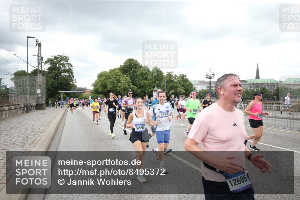 29.06.2025 - hella hamburg halbmarathon Jannik Wohlers http://msf.ph/oto/8495372 29.06.2025 10:55:23 Lombardsbrücke 1616, 3101, 3244, 4265, 4470, 4896, 5220, 5222, 5575, 6055, 6056, 6113, 6257, 6594, 7548, 7969, 8110, 8527, 8532, 8533, 8648, 9548, 9861, 9865, 9956, 10094, 10436, 10438, 10449, 10593, 11903, 11962, 11963, 12695, 13504, 14124, 14492, 15081, 15116, 15289, 15763, 15764, 16336, 16651, 16768, 16926, 17038, 17039, 17168, 17392, 18195, 18907 meine-sportfotos.de
