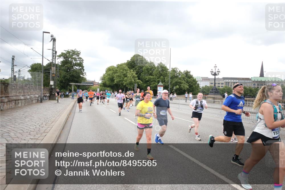 29.06.2025 - hella hamburg halbmarathon Jannik Wohlers http://msf.ph/oto/8495565 29.06.2025 10:55:27 Lombardsbrücke 2793, 3101, 3244, 4265, 4470, 4473, 4896, 5220, 5222, 5306, 5575, 6055, 6056, 6113, 6257, 6594, 7516, 7969, 8110, 8527, 8532, 8533, 8648, 9548, 9861, 9865, 9956, 10436, 10438, 10449, 10593, 11903, 11962, 11963, 12695, 13504, 13627, 14124, 14221, 14492, 15116, 15199, 15289, 15763, 15764, 16336, 16413, 16651, 16768, 16926, 17038, 17039, 17168, 17392, 18195, 18329, 18907 meine-sportfotos.de