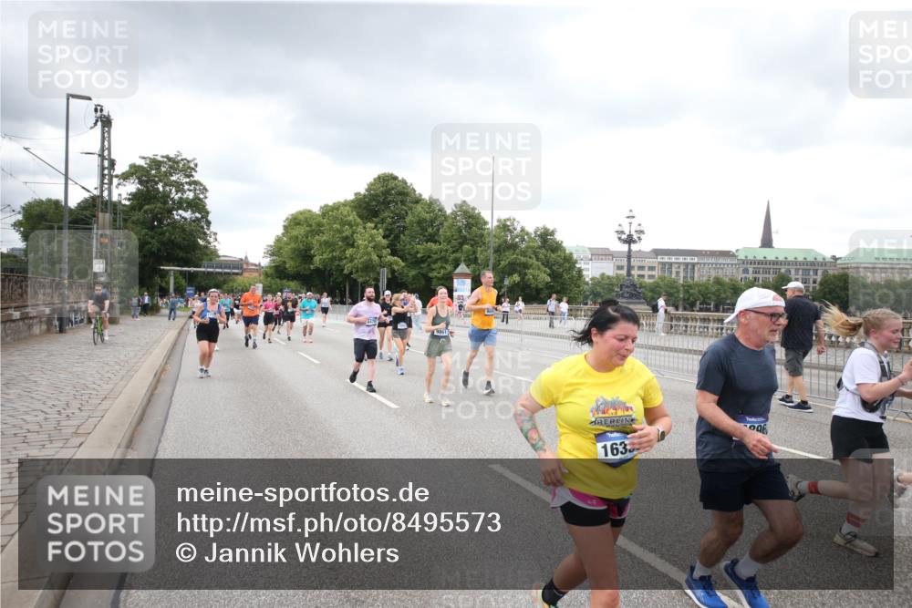 29.06.2025 - hella hamburg halbmarathon Jannik Wohlers http://msf.ph/oto/8495573 29.06.2025 10:55:28 Lombardsbrücke 2793, 3101, 3244, 3268, 4265, 4470, 4473, 4896, 5220, 5222, 5306, 5575, 5994, 6055, 6056, 6113, 6257, 6594, 7516, 7969, 8110, 8527, 8532, 8533, 8648, 9548, 9861, 9865, 9956, 10436, 10438, 10449, 10593, 10640, 11903, 11962, 11963, 12267, 12695, 13055, 13504, 13627, 14124, 14221, 14492, 15116, 15199, 15289, 15763, 15764, 16336, 16413, 16651, 16768, 16926, 17038, 17039, 17168, 17392, 18195, 18329, 18907 meine-sportfotos.de