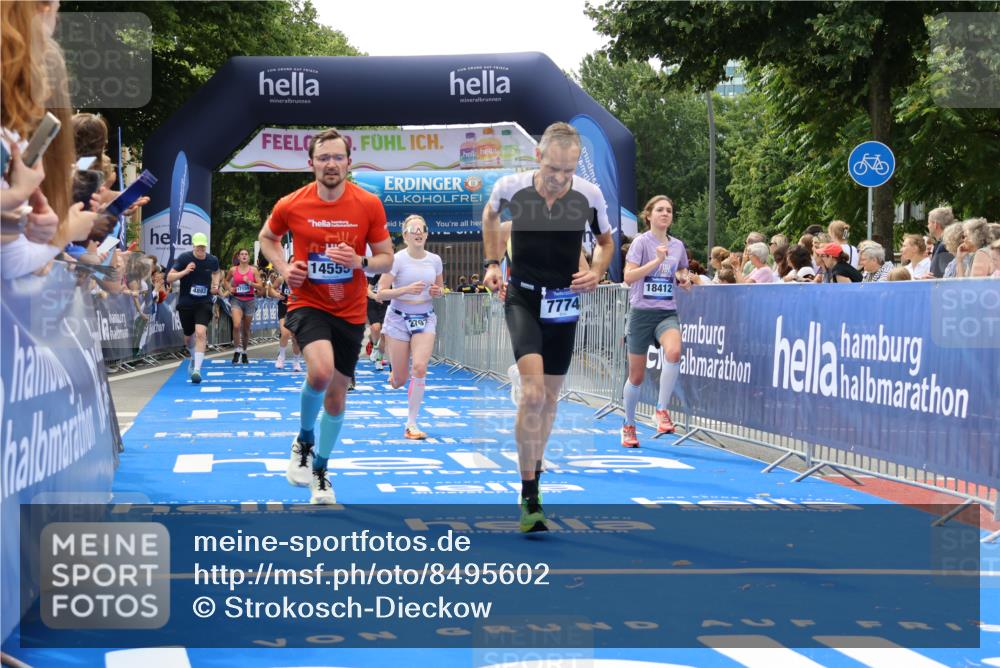29.06.2025 - hella hamburg halbmarathon Strokosch-Dieckow http://msf.ph/oto/8495602 29.06.2025 10:41:25 Ziel 1570, 2579, 2797, 3204, 4303, 4893, 5987, 6771, 7432, 7774, 7796, 8358, 10783, 10894, 12588, 13457, 13876, 14275, 14555, 16816, 17159, 17882, 18412, 18442, 18509, 18573, 18764 meine-sportfotos.de