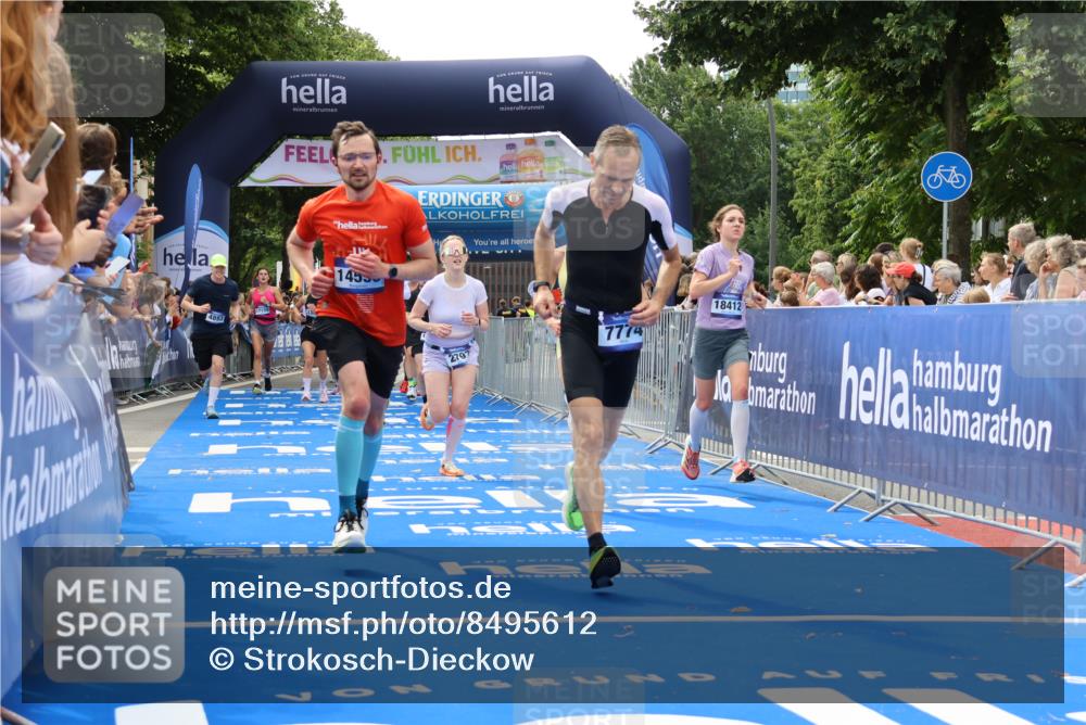 29.06.2025 - hella hamburg halbmarathon Strokosch-Dieckow http://msf.ph/oto/8495612 29.06.2025 10:41:25 Ziel 1570, 2579, 2797, 3204, 4303, 4893, 5987, 6771, 7432, 7774, 7796, 8358, 10783, 10894, 12588, 13457, 13876, 14275, 14555, 16816, 17159, 17882, 18412, 18442, 18509, 18573, 18764 meine-sportfotos.de