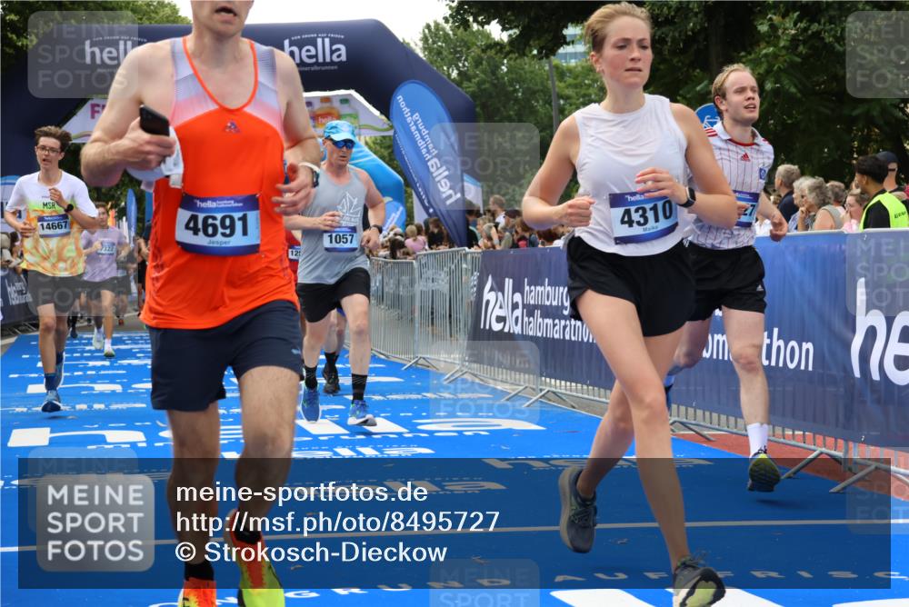 29.06.2025 - hella hamburg halbmarathon Strokosch-Dieckow http://msf.ph/oto/8495727 29.06.2025 10:44:26 Ziel 1057, 1468, 1902, 3305, 4310, 4691, 7191, 7322, 7710, 8928, 12327, 12554, 14464, 14667, 15862, 16803, 17097, 17729, 18765, 18806 meine-sportfotos.de