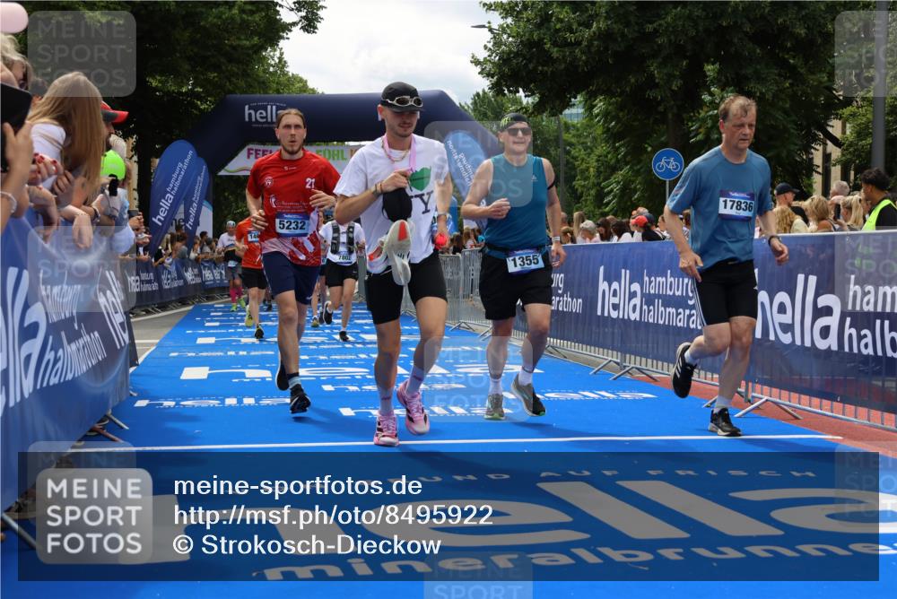 29.06.2025 - hella hamburg halbmarathon Strokosch-Dieckow http://msf.ph/oto/8495922 29.06.2025 11:07:50 Ziel 1355, 1406, 1785, 2490, 3025, 3112, 3461, 4120, 5232, 6026, 0000, 7706, 7802, 8147, 9007, 12790, 16602, 17077, 17296, 17569, 17836, 18231 meine-sportfotos.de