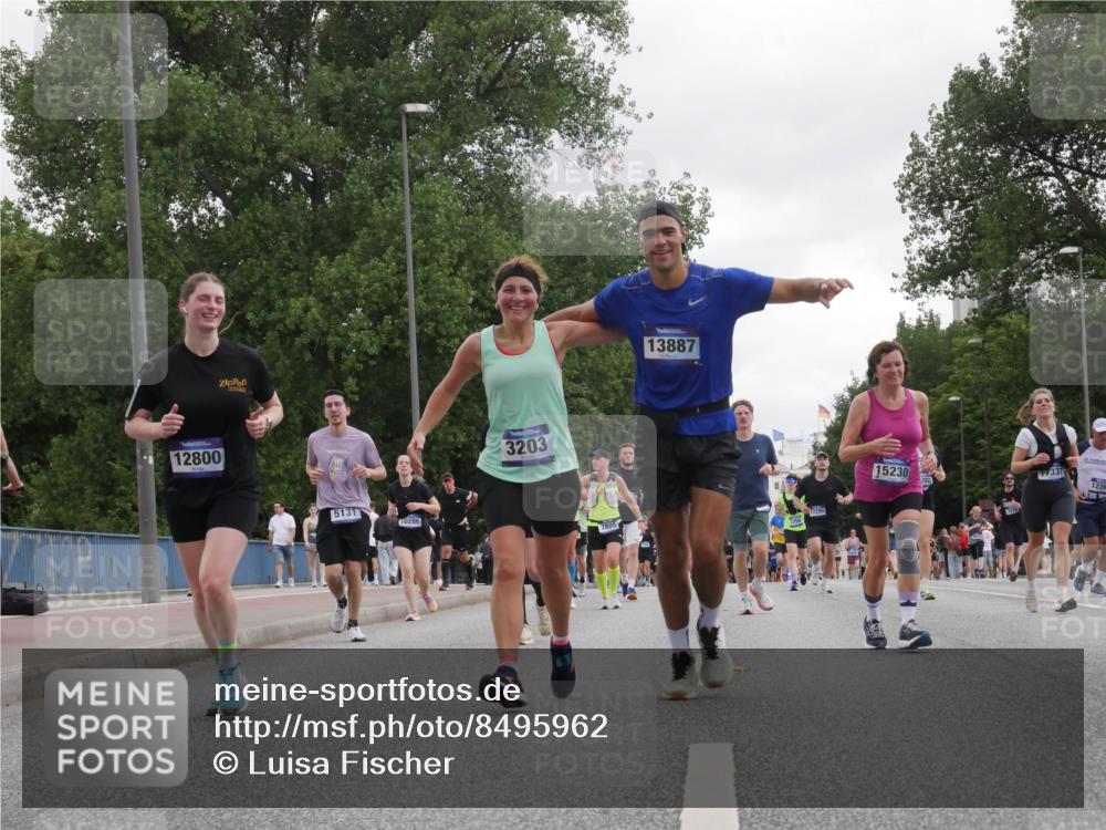 29.06.2025 - hella hamburg halbmarathon Luisa Fischer http://msf.ph/oto/8495962 29.06.2025 10:54:17 Kennedybrücke 12800, 5131, 10286, 3203, 13887, 17295, 15230, 337, 392, 1239, 2358, 2859, 4848, 5530, 7141, 9605 meine-sportfotos.de