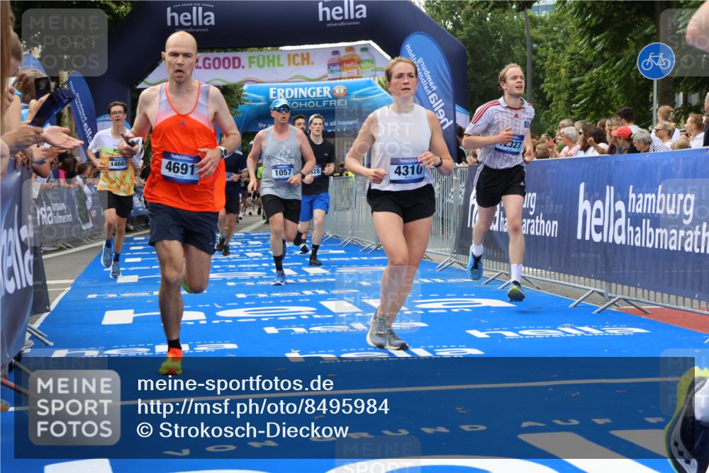 29.06.2025 - hella hamburg halbmarathon Strokosch-Dieckow http://msf.ph/oto/8495984 29.06.2025 10:44:25 Ziel 1057, 1220, 1902, 3305, 4310, 4691, 7191, 7322, 8928, 12327, 12528, 12554, 14464, 14667, 15862, 16547, 16803, 17097, 17729, 18765, 18806 meine-sportfotos.de