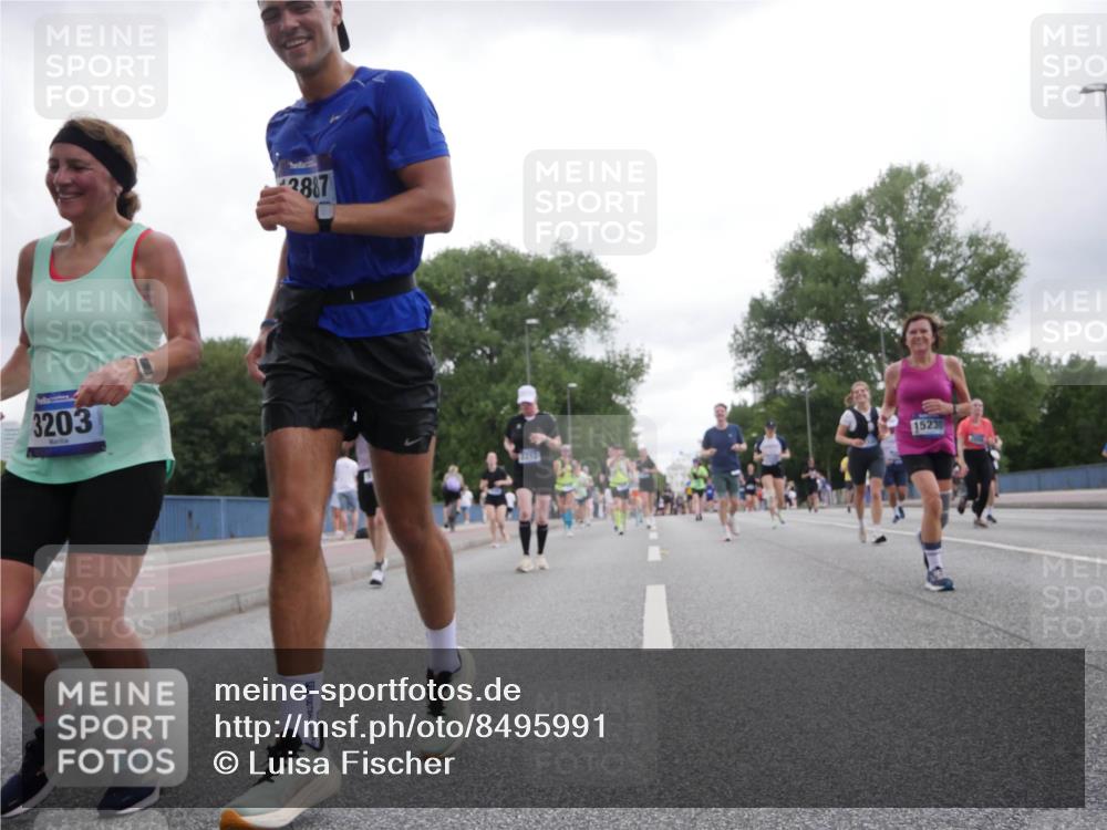 29.06.2025 - hella hamburg halbmarathon Luisa Fischer http://msf.ph/oto/8495991 29.06.2025 10:54:19 Kennedybrücke 3203, 2887, 15230, 1208, 2358, 2859, 4848, 5530, 7141, 8779, 9605 meine-sportfotos.de