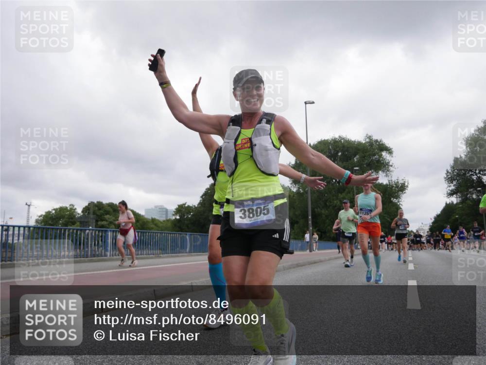 29.06.2025 - hella hamburg halbmarathon Luisa Fischer http://msf.ph/oto/8496091 29.06.2025 10:54:27 Kennedybrücke 3805, 1125, 1208, 3229, 7769, 8779 meine-sportfotos.de