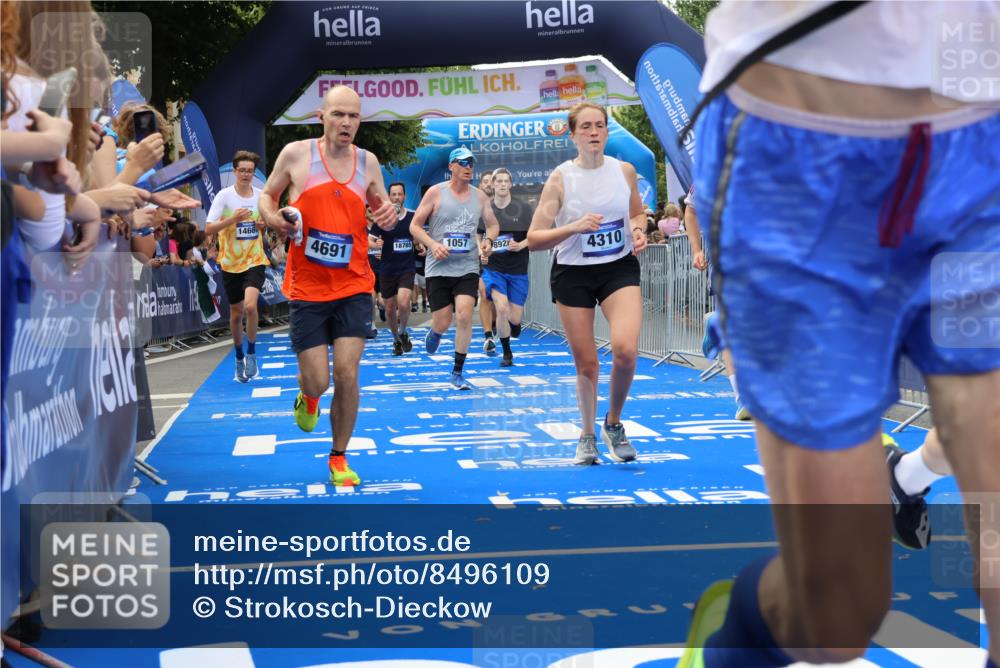 29.06.2025 - hella hamburg halbmarathon Strokosch-Dieckow http://msf.ph/oto/8496109 29.06.2025 10:44:25 Ziel 1057, 1220, 1902, 3305, 4310, 4691, 7191, 7322, 8928, 12327, 12528, 12554, 14464, 14667, 15862, 16547, 16803, 17097, 17729, 18765, 18806 meine-sportfotos.de