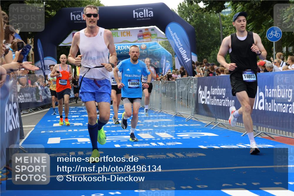 29.06.2025 - hella hamburg halbmarathon Strokosch-Dieckow http://msf.ph/oto/8496134 29.06.2025 10:44:23 Ziel 1057, 1220, 1413, 1902, 4310, 4691, 5275, 7191, 7322, 8928, 9444, 12327, 12528, 12554, 14464, 14667, 16547, 16803, 16893, 17729, 18765, 18806 meine-sportfotos.de